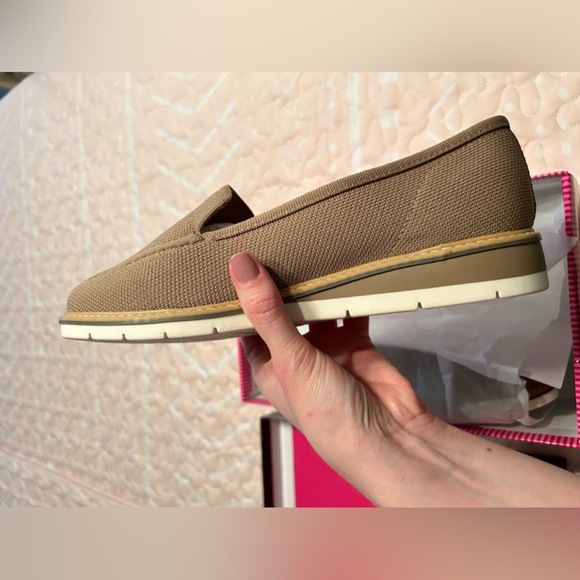 MeToo NWT Size 8 Tan Loafer Slip On Wedge - Picture 6 of 9